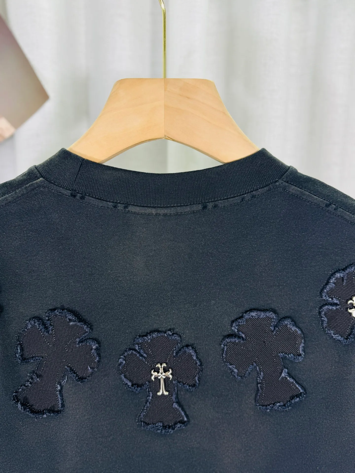 P250 top version, real shot without P, ​​different from market currency) 𝗖𝗵𝗿𝗼𝗺𝗲 𝗛𝗲𝗮𝗿𝘁𝘀/Cro Heart 2025 Autumn and Winter Horseshoe Cross Appliqué Embroidered Couple Casual Long Sleeve 👑The highest version! Customized fabric 320g fabric! Horseshoe cross patch embroidery, a best-selling model at the counter, very comfortable to wear. Accessories: original molded and authenticated collar label ➕ 100% silk wash water label. Genuine purchase-grade original hangtag➕matching hanging rope➕3D hanging beads➕original packaging bag. Craftsmanship: The original version has consistent wiring! The highest version of the armhole matching technique! Color: Black White Size: S M L XL Style No.: 5172